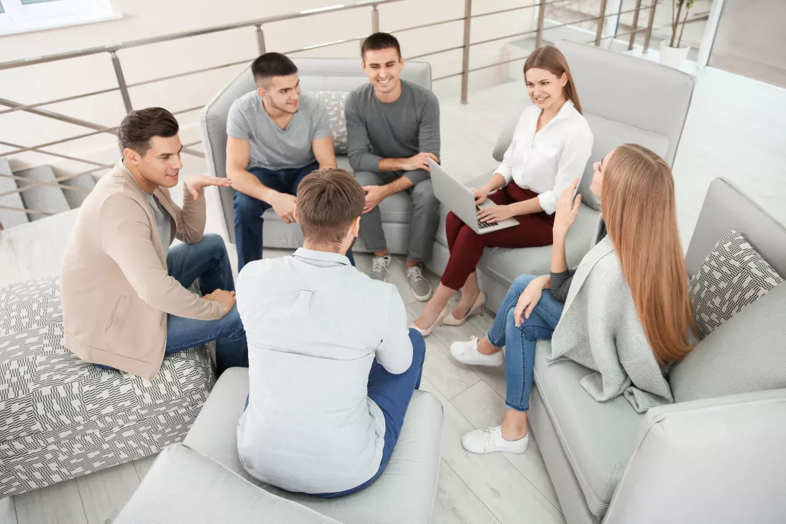 therapist-working-with-her-group-session