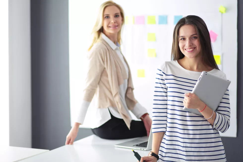 beautiful-smiling-pregnant-woman-with-doctor-hospital