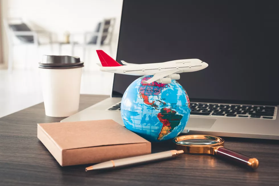 globe-laptop-table