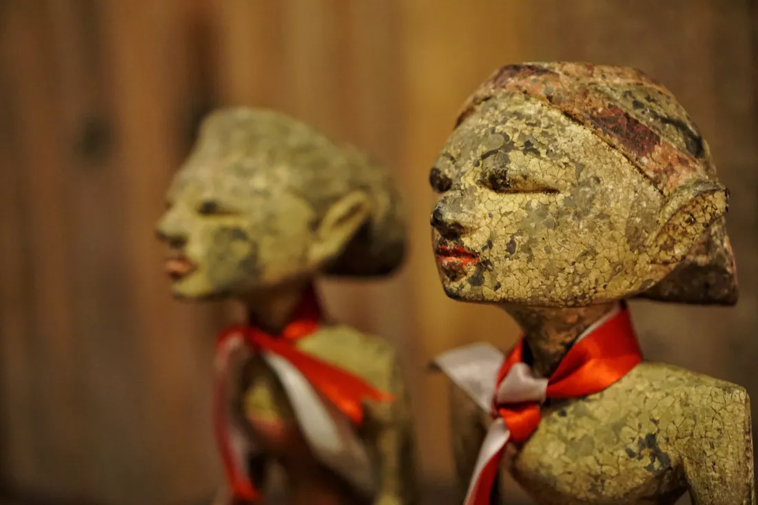 close-up-weathered-statues