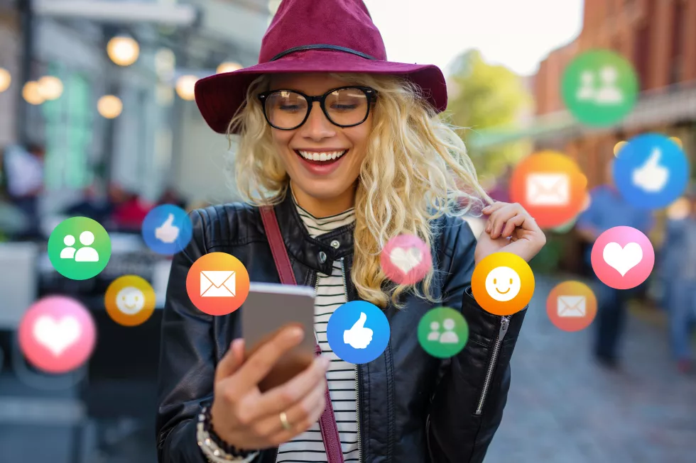 young-woman-with-mobile-phone-outdoors-concept-everyday-technology-usage(1)