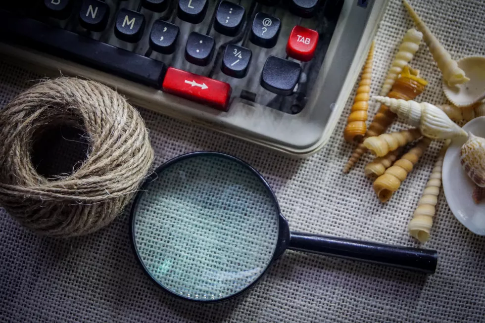 close-up-magnifying-glass-with-typewriter