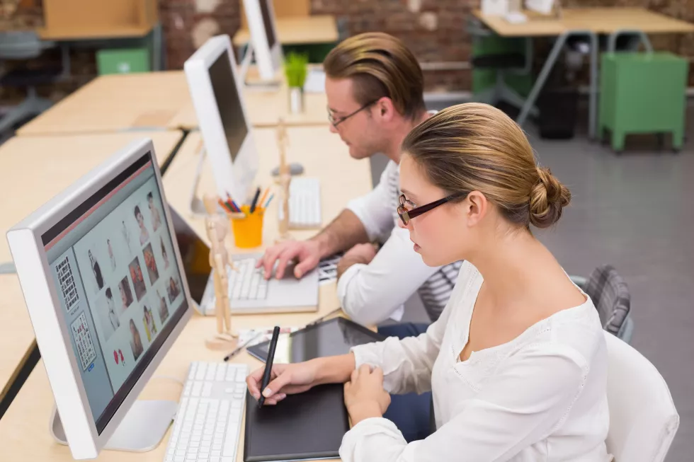 concentrated-casual-photo-editors-using-digitizer-office