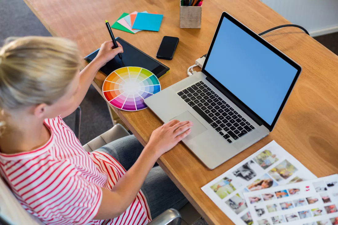designer-working-with-colour-wheel-digitizer