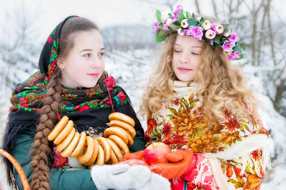 girls-russian-national-clothes-winter-landscape