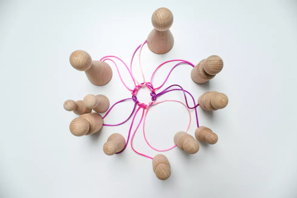 round-knot-threads-unites-wooden-figures