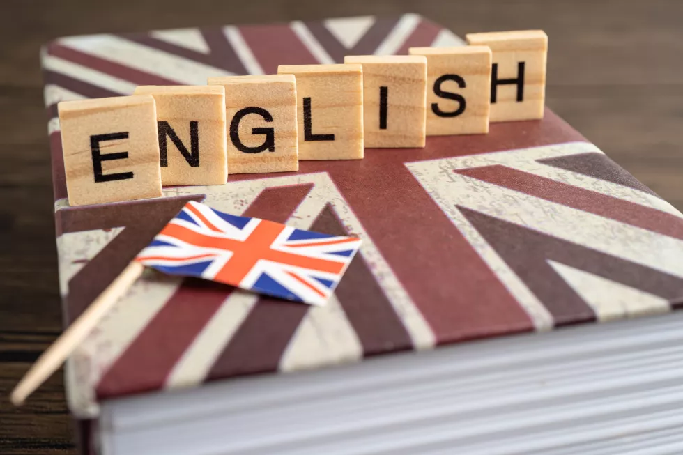 word-english-book-with-united-kingdom-flag-learning-english-language-courses-concept
