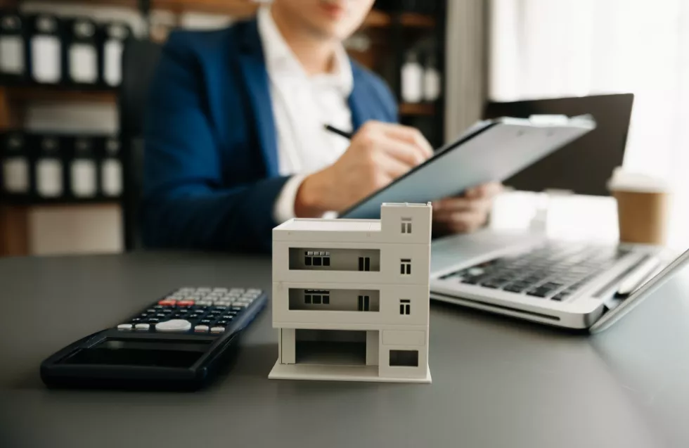 signing-contract-client-broker-agent-lease-agreement-successful-deal-young-business-sitting-desk-office-xa