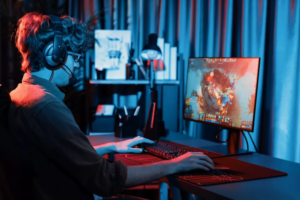 streamer-playing-fighting-moba-wearing-headphone-mic-back-side-gusher