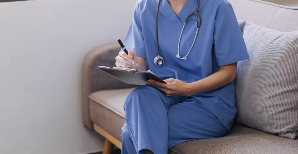 homecare-nursing-service-elderly-people-cardiology-healthcare-close-up-young-hispanic-female-doctor-nurse-check-mature-caucasian-man-patient-heartbeat-using-stethoscope-visit (2)