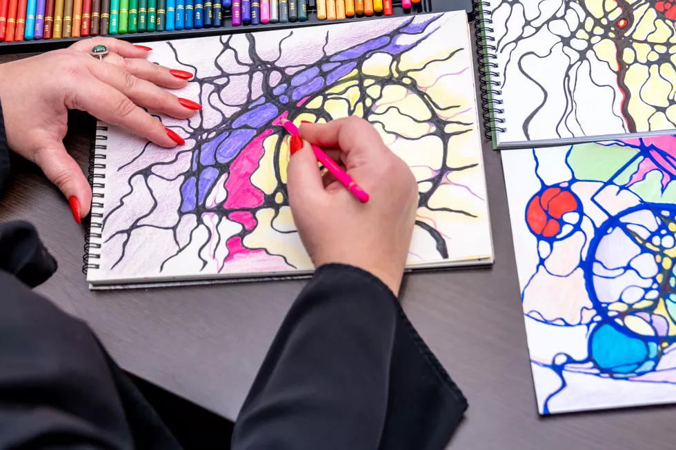 drawing-neurographics-with-colored-pencils-paper