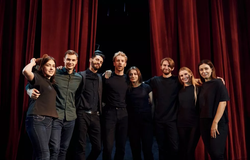 Aktorstwo-test-mlodzi-aktorzy-na-scenie-teatru