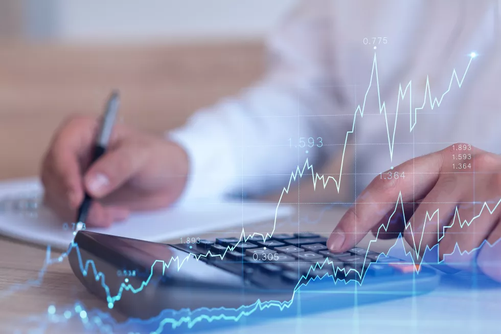 trader-computing-historic-data-predict-stock-market-behavior-internet-trading-concept-forex-financial-hologram-chart-desk-calculator