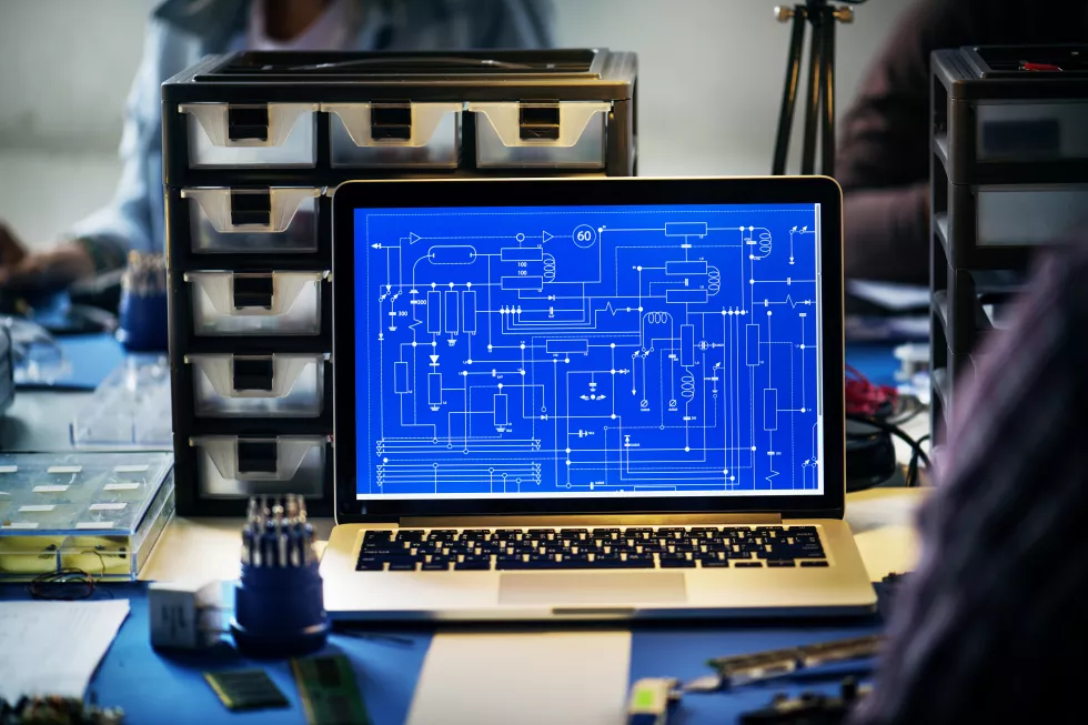 computer-laptop-showing-electronic-circuit-pattern(1)
