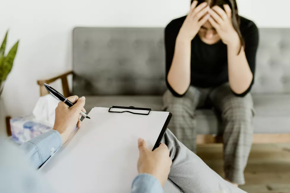 patient-meeting-with-therapist
