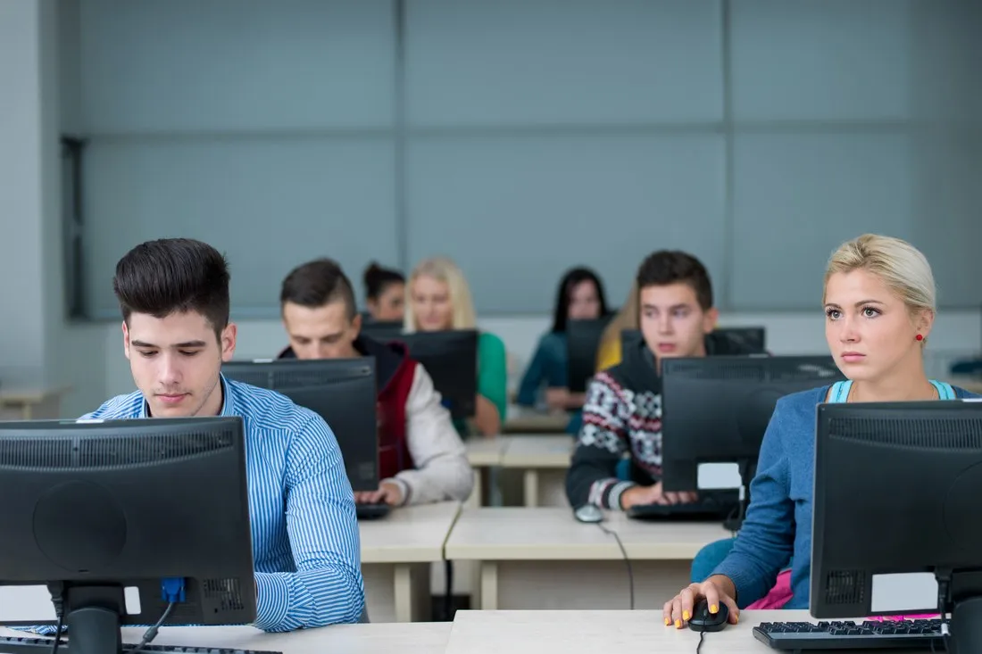studenci-na-zajeciach-w-pracowni-komputerowej