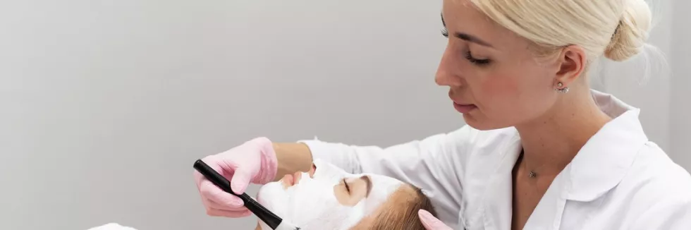 Cosmetology-test-kosmetolozka-naklada-maske-na-twarz-klientki