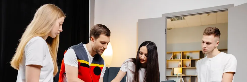 studenci-cwicza-resuscytacje-na-fantomie-z-instruktorem