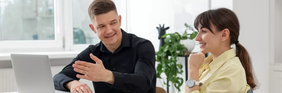 Bankowosc-ubezpieczenia-i-rynki-finansowe-test-doradca-z-klientka-przy-biurku
