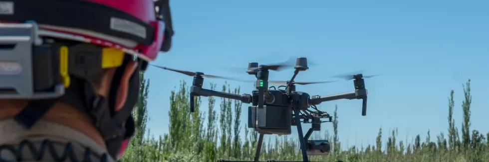 Drony-i-systemy-bezzalogowe-test-ratownik-steruje-dronem