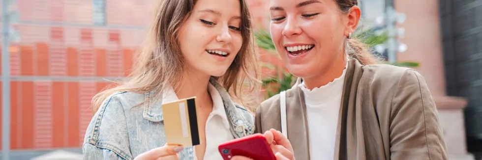 Finanse-cyfrowe-test-studentki-placa-telefonem
