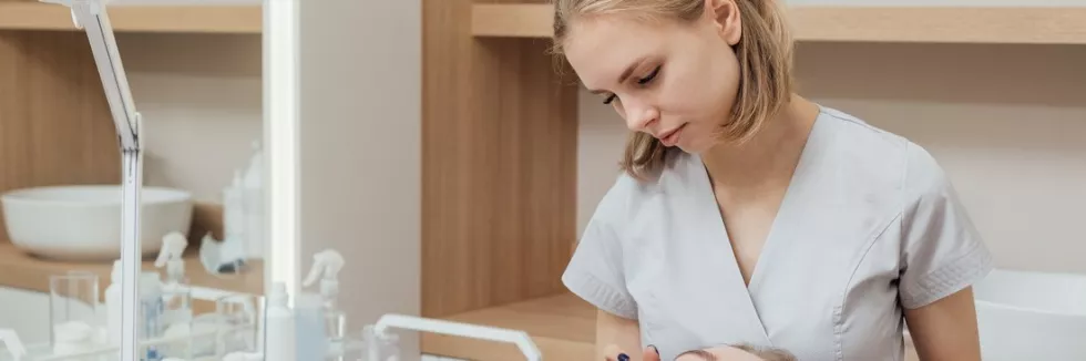 Kosmetologia-anti-aging-test-kosmetolozka-podczas-zabiegu-na-twarz