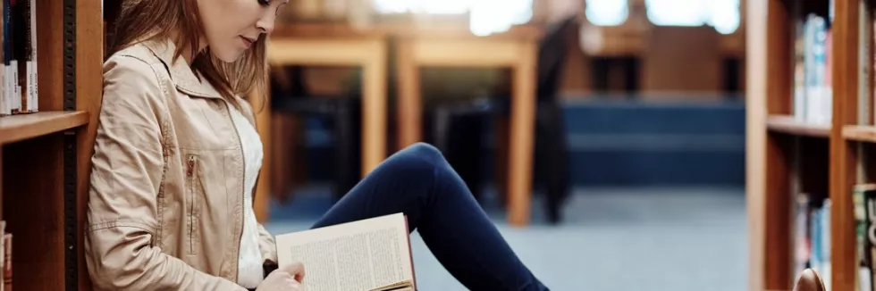 Kultura-i-literatura-australijska-i-nowozelandzka-test-studentka-czyta-w-bibliotece