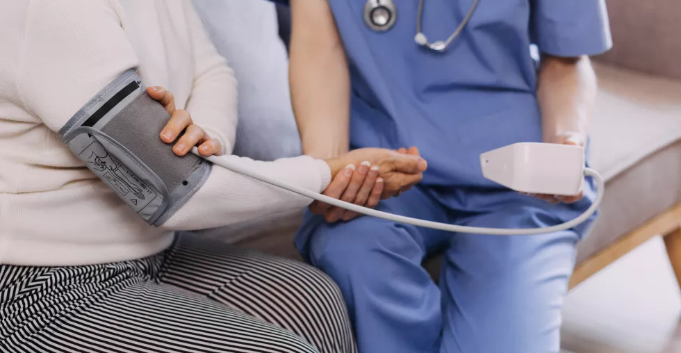 homecare-nursing-service-elderly-people-cardiology-healthcare-close-up-young-hispanic-female-doctor-nurse-check-mature-caucasian-man-patient-heartbeat-using-stethoscope-visit (1)