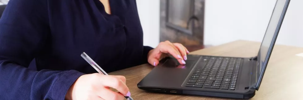 E-administracja-test-urzedniczka-wypelnia-dokumenty-online