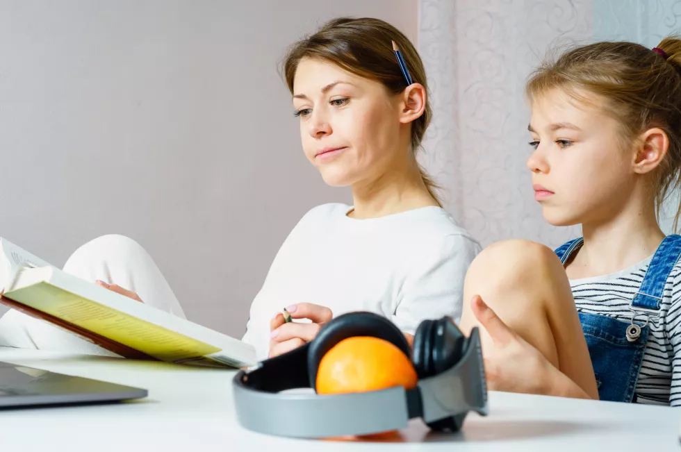 portrait-mother-with-daughter-table