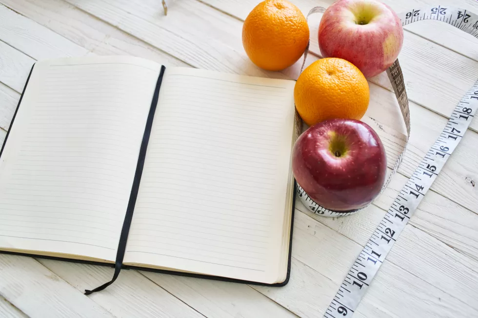 high-angle-view-apple-table