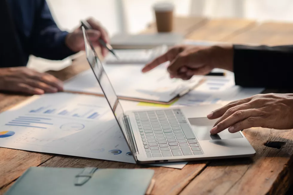 groups-people-joining-discussions-business-meetings-startup-company-sales-team-meetings-brainstorming-summary-company-performance-business-strategy-management-concept