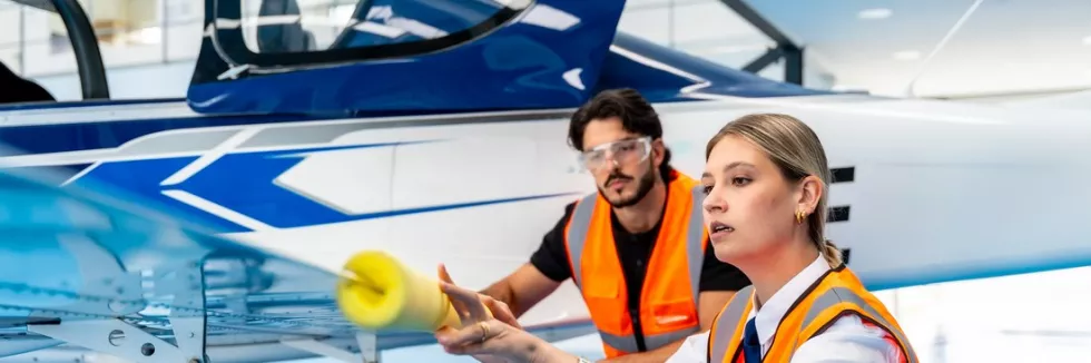 Aviation-Management-test-studenci-lotnictwa-przy-samolocie-w-hangarze