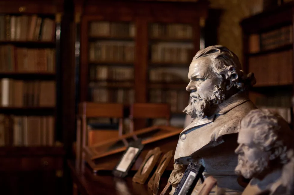 close-up-statue-table