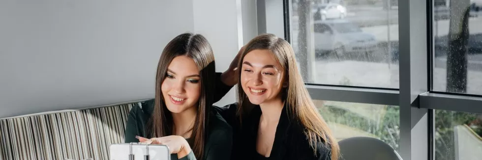 Bachelor-in-Management-and-Sociology-in-Business-and-Media-test-dwie-studentki-nagrywaja-wideo-do-mediow-spolecznosciowych
