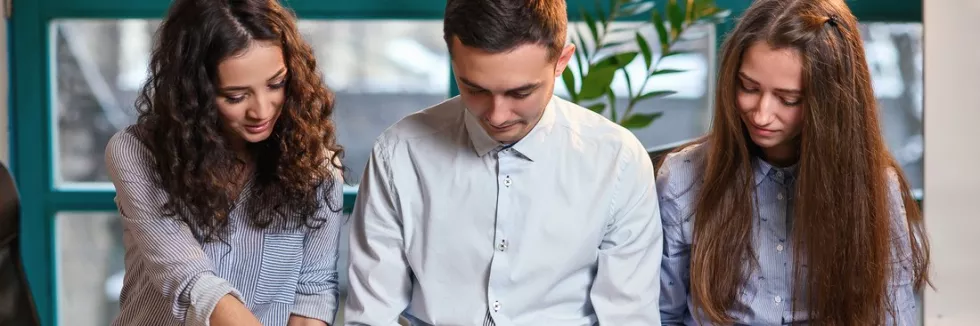 Bachelor-of-Business-and-Administration-test-studenci-biznesu-pracuja-nad-projektem