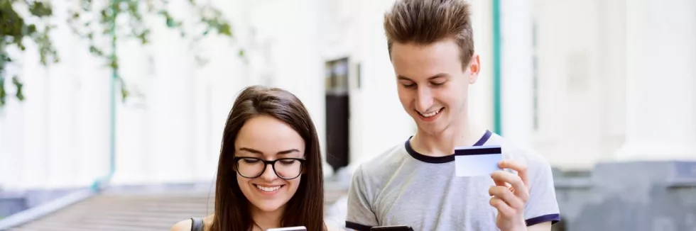Banking-and-Financial-Innovations-test-studenci-placa-karta-i-telefonem