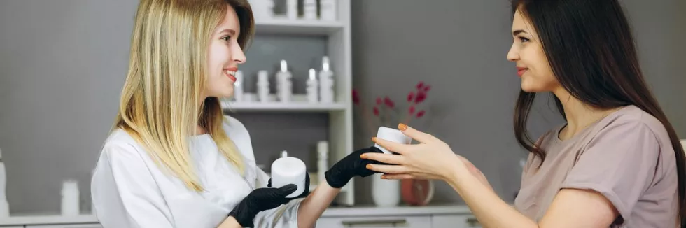 Beauty-Science-test-mloda-kosmetolog-konsultuje-klientke