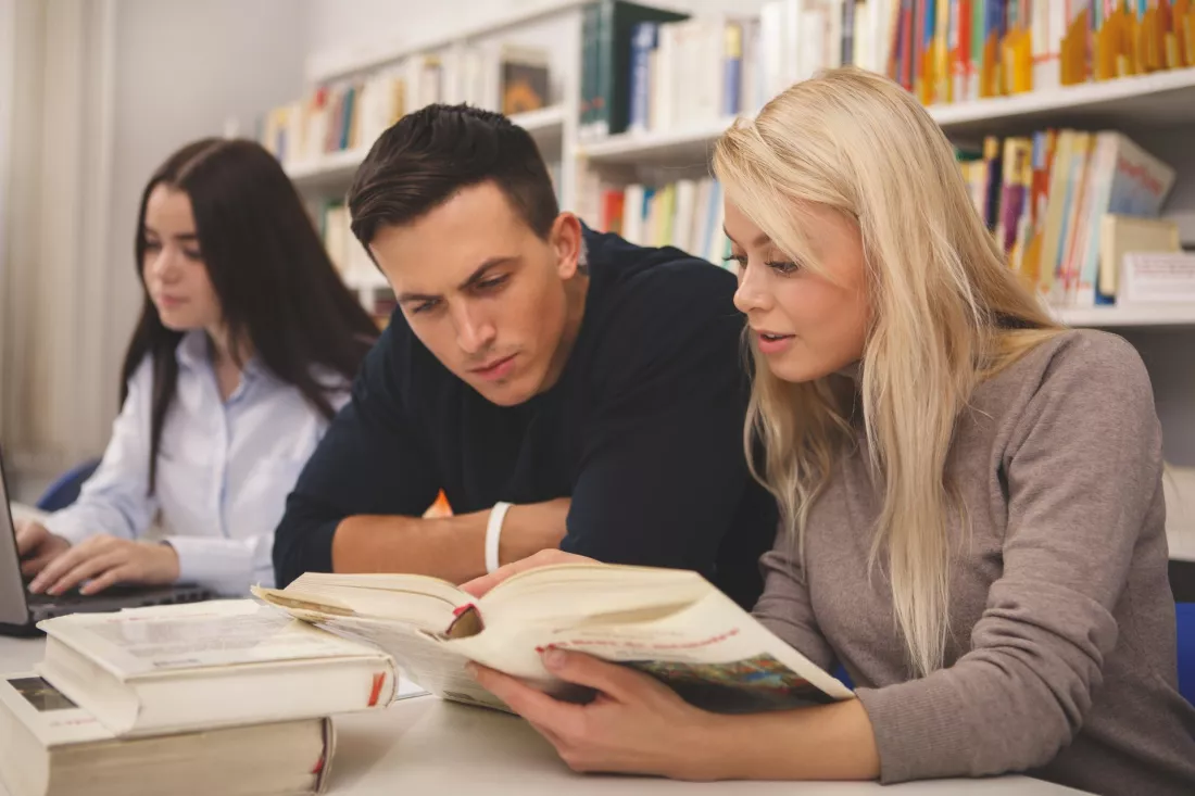 filologia-angielska-awsb-studenci-z-ksiazkami