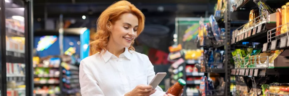 Neuromarketing-i-zachowania-konsumentow-test-klientka-wybiera-produkt-w-sklepie