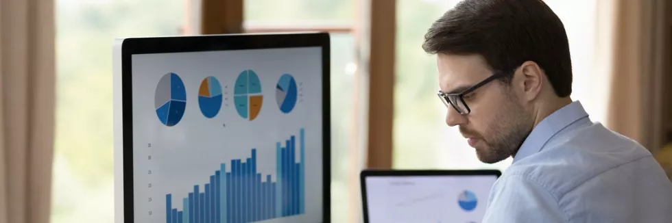 Analityk-danych-finansowych-test-analityk-przy-wykresach-na-monitorze