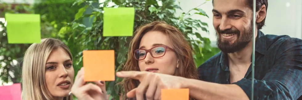 Brand-Management-test-mlody-zespol-marketingowy-przy-scianie-z-karteczkami