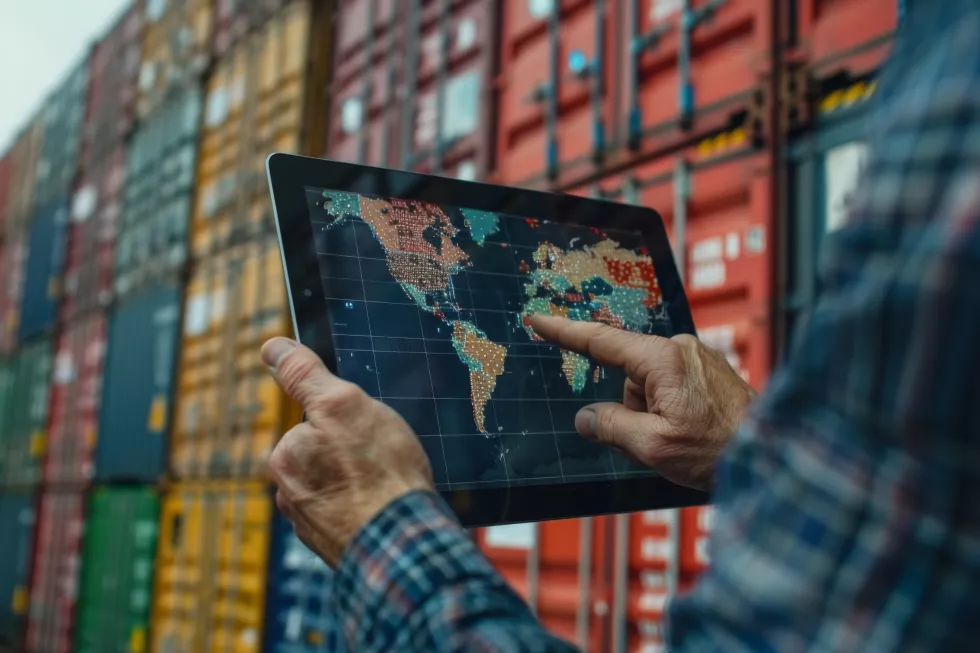 man-is-holding-tablet-with-map-world-it(1)