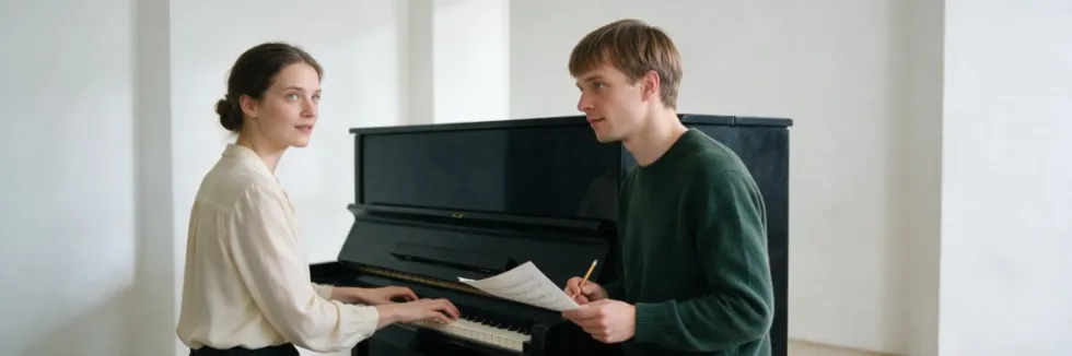 studentka-przy-pianinie-i-student-z-nutami