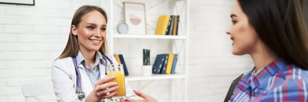 Clinical-Dietetics-test-mloda-dietetyczka-rozmawia-z-pacjentka