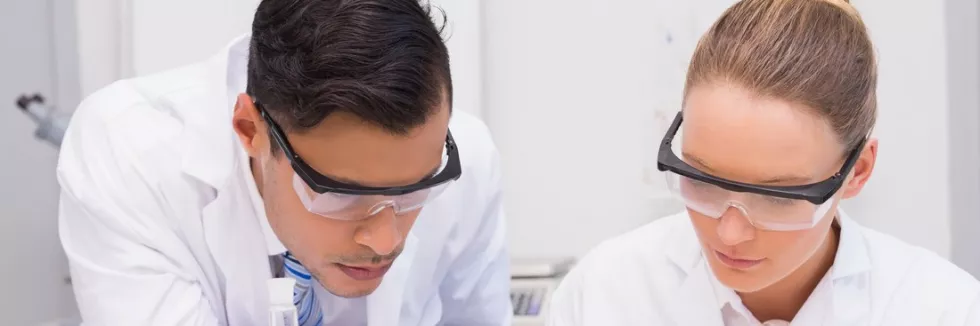 Clinical-Nutrition-and-Dietetics-test-studenci-badaja-zywnosc-w-laboratorium