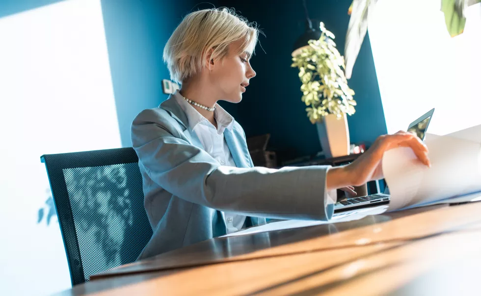 woman-working-table