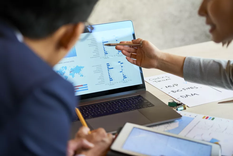 analytsts-discussing-various-data