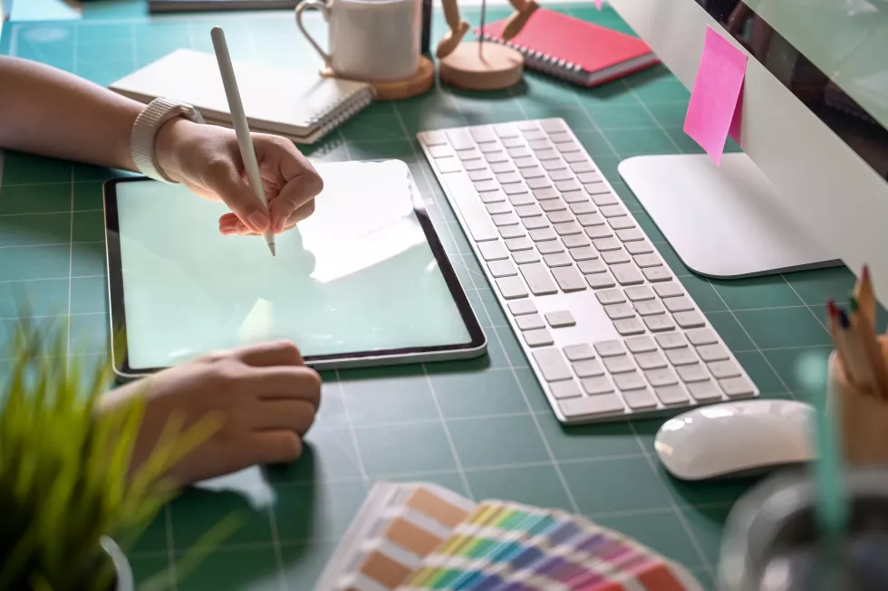 graphic-designer-working-studio