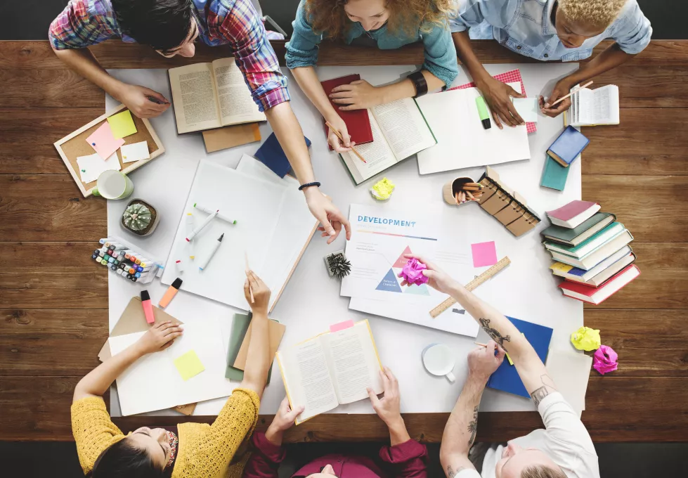 brainstoming-gruoup-people-working-concept